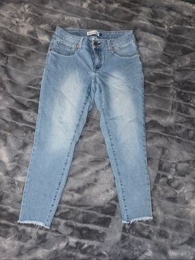 Light Wash Cropped Ankle Jeans with Raw Hem